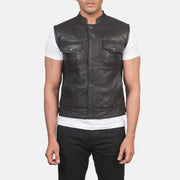 
Vista detalhada of Band & Zipper with Button Flap Hardware on Atlas Moto Castanho Colete em Couro para Homem