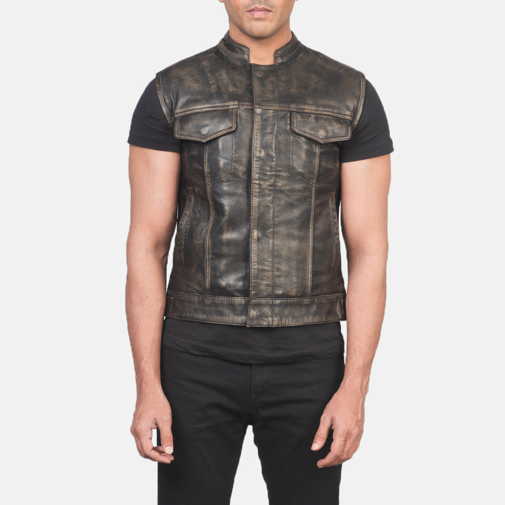 
Vista detalhada of Band & Zipper with Button Flap Hardware on Atlas Moto Distressed Castanho Colete em Couro para Homem