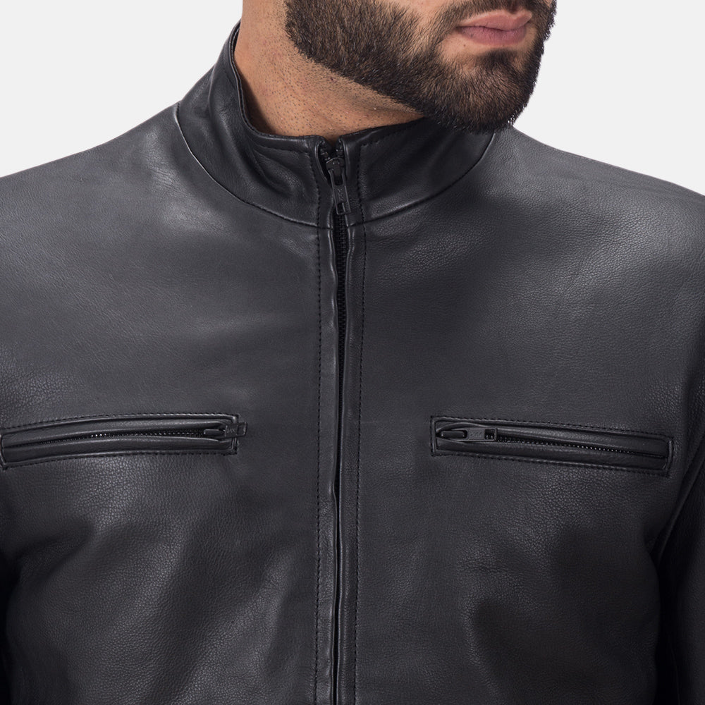Close-Up Detail of High neck &amp; Zipper Hardware on Austere Matte Preto Blusão Biker de Couro para Homem