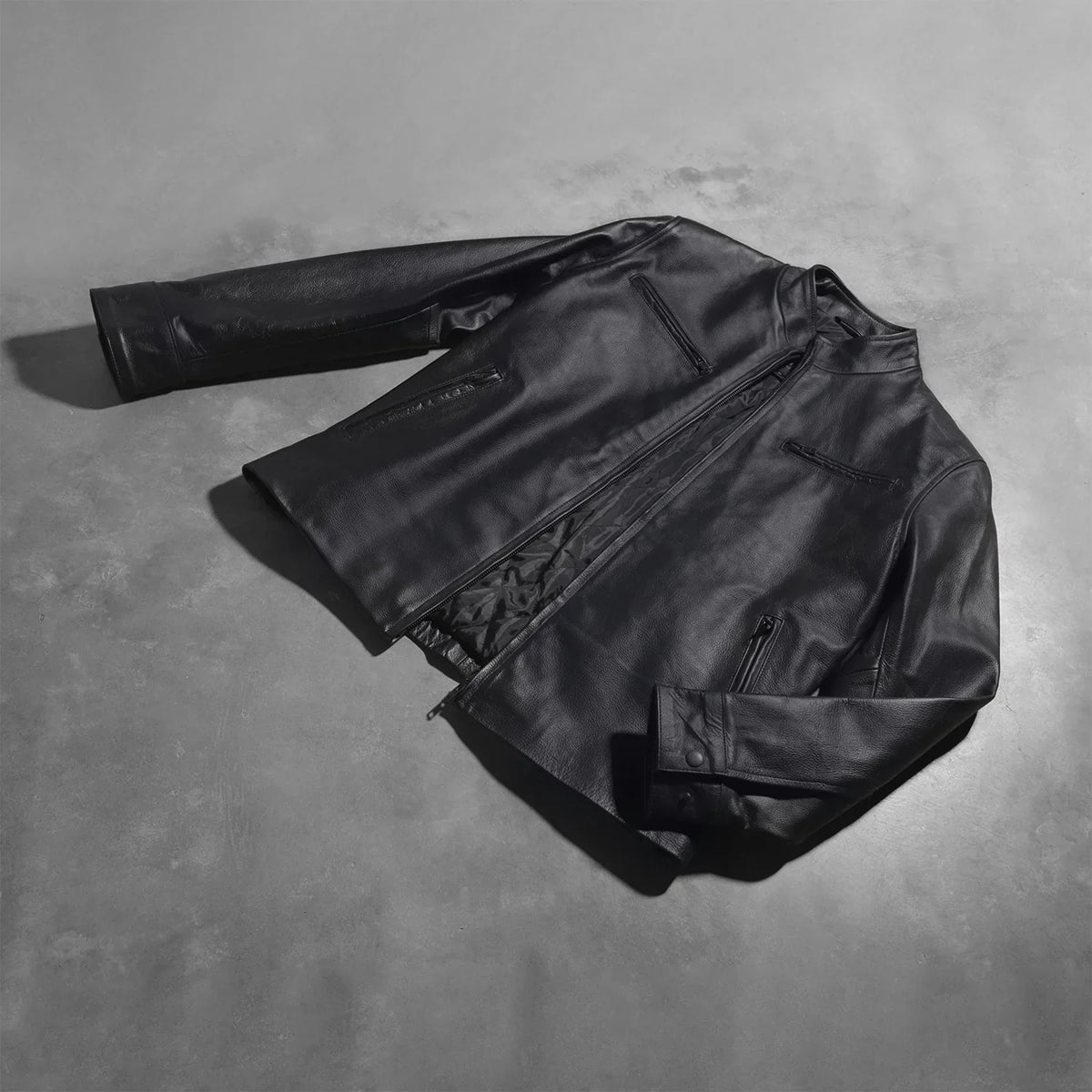 Button &amp; Hem Craftsmanship Construction Detail on Austere Matte Preto Blusão Biker de Couro para Homem