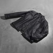 Button &amp; Hem Craftsmanship Construction Detail on Austere Matte Preto Blusão Biker de Couro para Homem