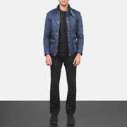 Close-Up Detail of Belted Band &amp; Button Hardware on Men's Barry Acolchoado Azul Windbreaker Blusão de Couro para Homem