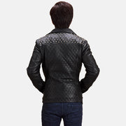 Close-Up Detail of Notch &amp; Zipper Hardware on Men's Preto Studded Blusão Biker de Couro para Homem