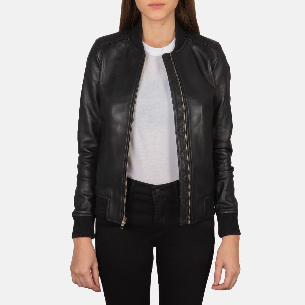 
Bliss Preto Jaqueta Bomber de Couro para Mulher in Black Sheepskin Leather - Vista frontal e silhueta ajustada | Comprar online
