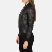 
Black Sheepskin Leather Bomber Jacket - Vista traseira com ombros definidos e bainha impecável