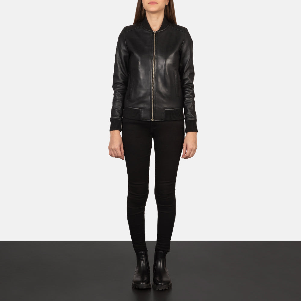 
Bliss Preto Jaqueta Bomber de Couro para Mulher - Vista lateral mostrando o corte ergonómico de mangas