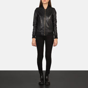 
Bliss Preto Jaqueta Bomber de Couro para Mulher - Vista lateral mostrando o corte ergonómico de mangas
