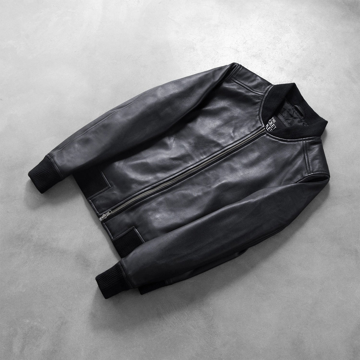 
Rib Knit & Hem Craftsmanship Construction Detail on Bliss Preto Jaqueta Bomber de Couro para Mulher