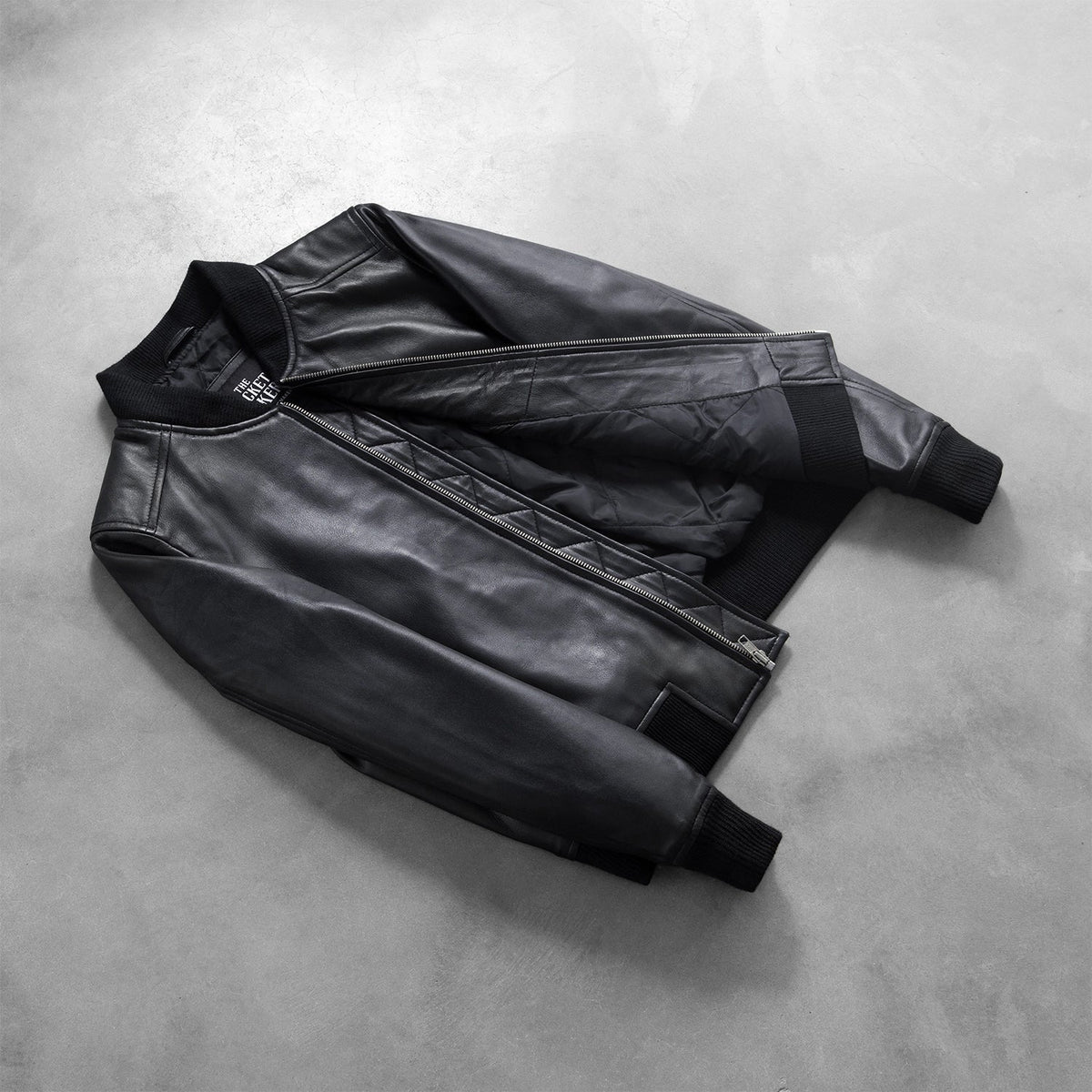 
Perspetiva vestida de Bliss Preto Jaqueta Bomber de Couro para Mulher no modelo com caimento natural à luz do dia