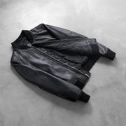 
Perspetiva vestida de Bliss Preto Jaqueta Bomber de Couro para Mulher no modelo com caimento natural à luz do dia