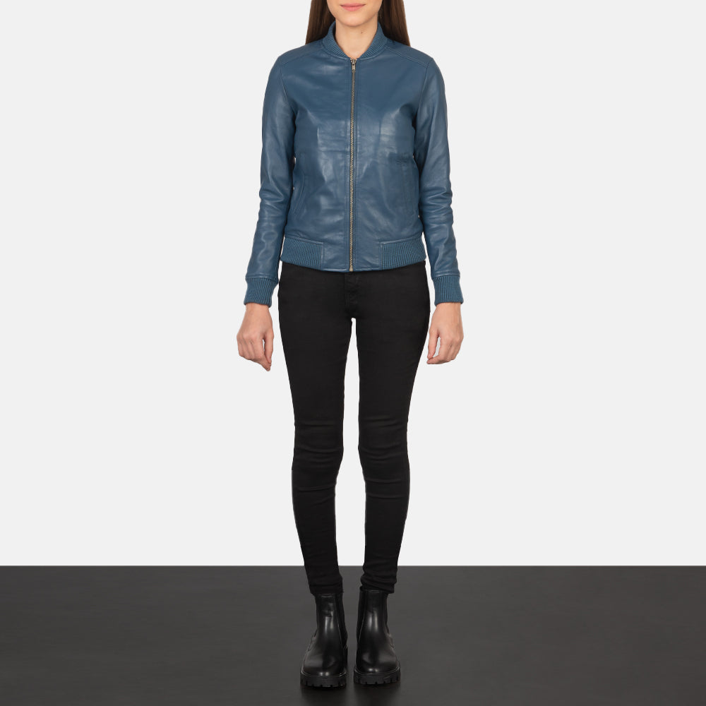 
Bliss Azul Jaqueta Bomber de Couro para Mulher - Vista lateral mostrando o corte ergonómico de mangas