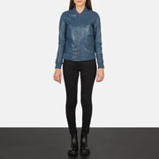 
Bliss Azul Jaqueta Bomber de Couro para Mulher - Vista lateral mostrando o corte ergonómico de mangas