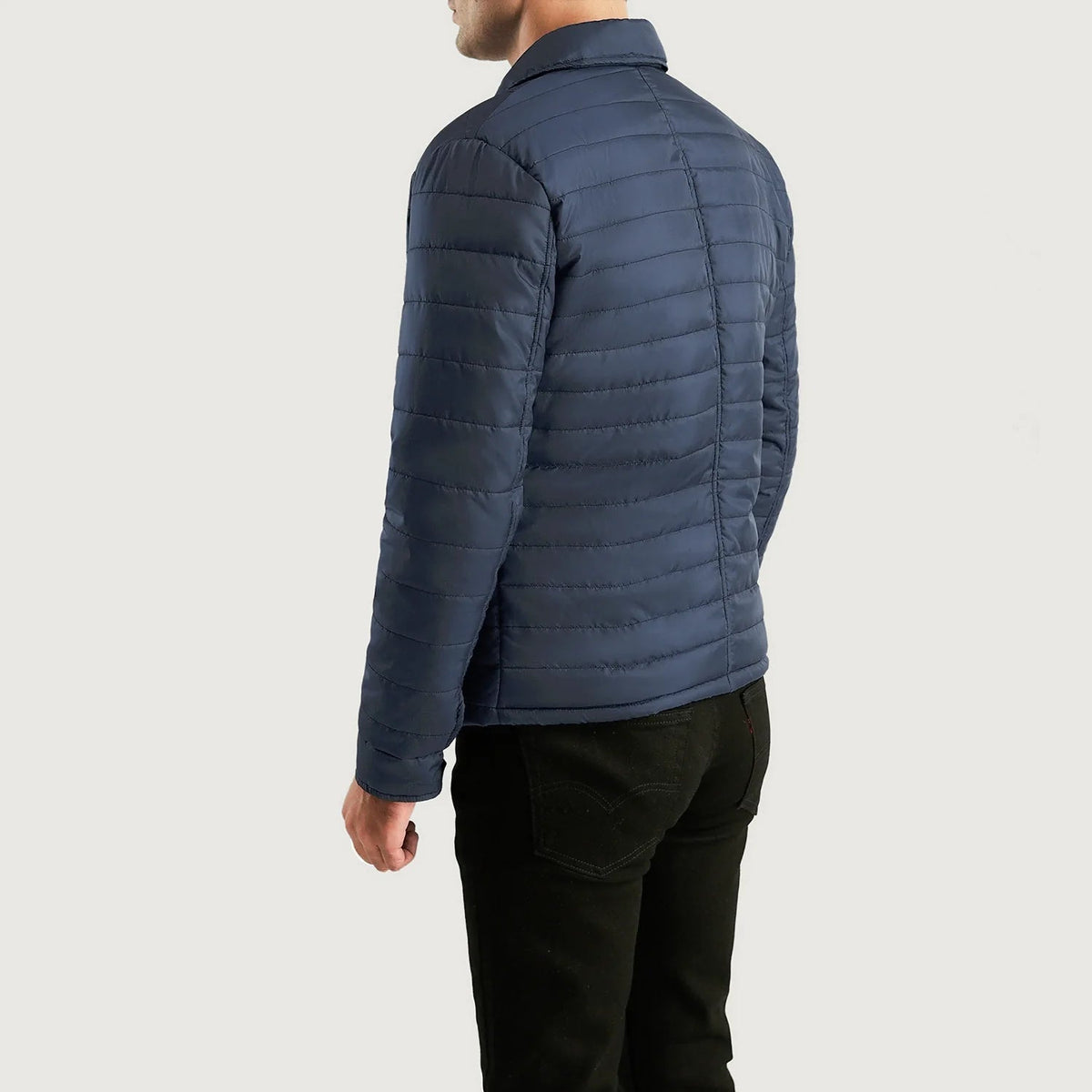 Close-Up Detail of High neck &amp; Button Hardware on Men's Bo Quilt Windbreaker Blusão de Couro para Homem
