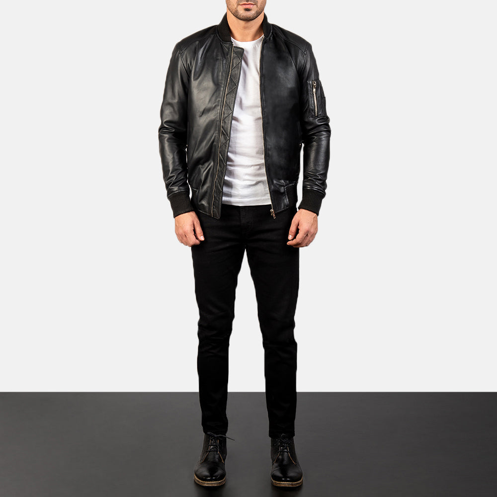 
Bomia Ma-1 Black Leather Bomber Jacket - Vista lateral mostrando o corte ergonómico de mangas