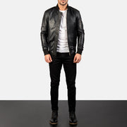 
Bomia Ma-1 Black Leather Bomber Jacket - Vista lateral mostrando o corte ergonómico de mangas