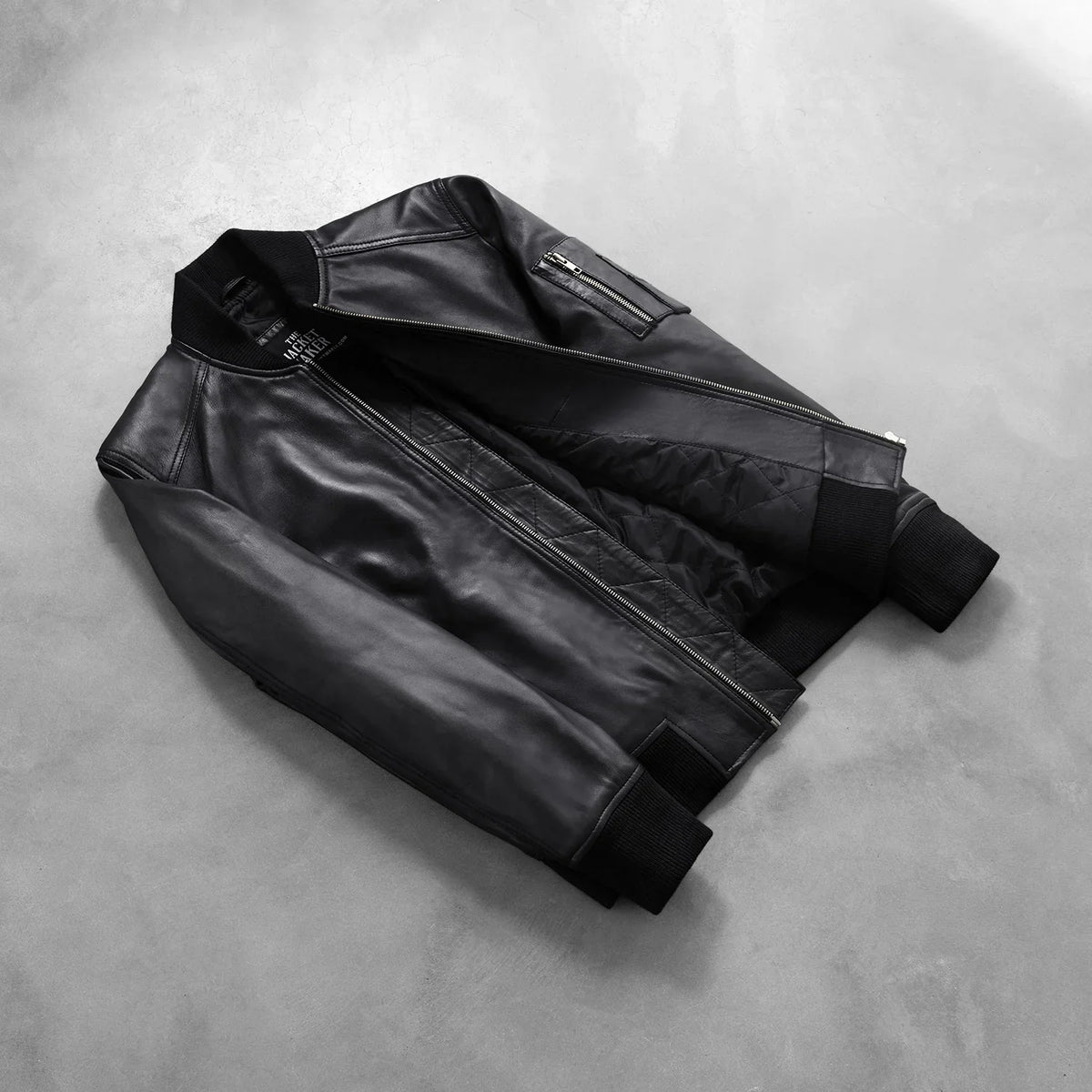 
Perspetiva vestida de Bomia Ma-1 Black Leather Bomber Jacket no modelo com caimento natural à luz do dia