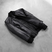 
Perspetiva vestida de Bomia Ma-1 Black Leather Bomber Jacket no modelo com caimento natural à luz do dia