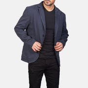 
Navy Blue Poly-Cotton Leather Blazer - Vista traseira com ombros definidos e bainha impecável