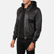 
Black Cowhide Leather Bomber Jacket - Vista traseira com ombros definidos e bainha impecável