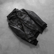 
Perspetiva vestida de Bouncer Biz Black Leather Hooded Bomber Jacket no modelo com caimento natural à luz do dia