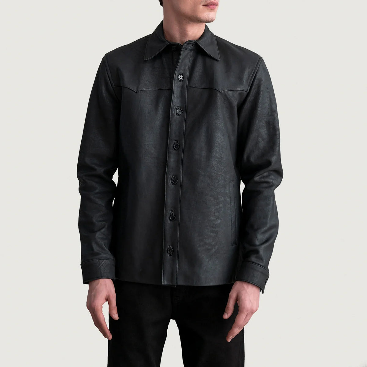 
Bronco Tumbled Preto Leather Shirt para Homem - Vista lateral mostrando o corte ergonómico de mangas