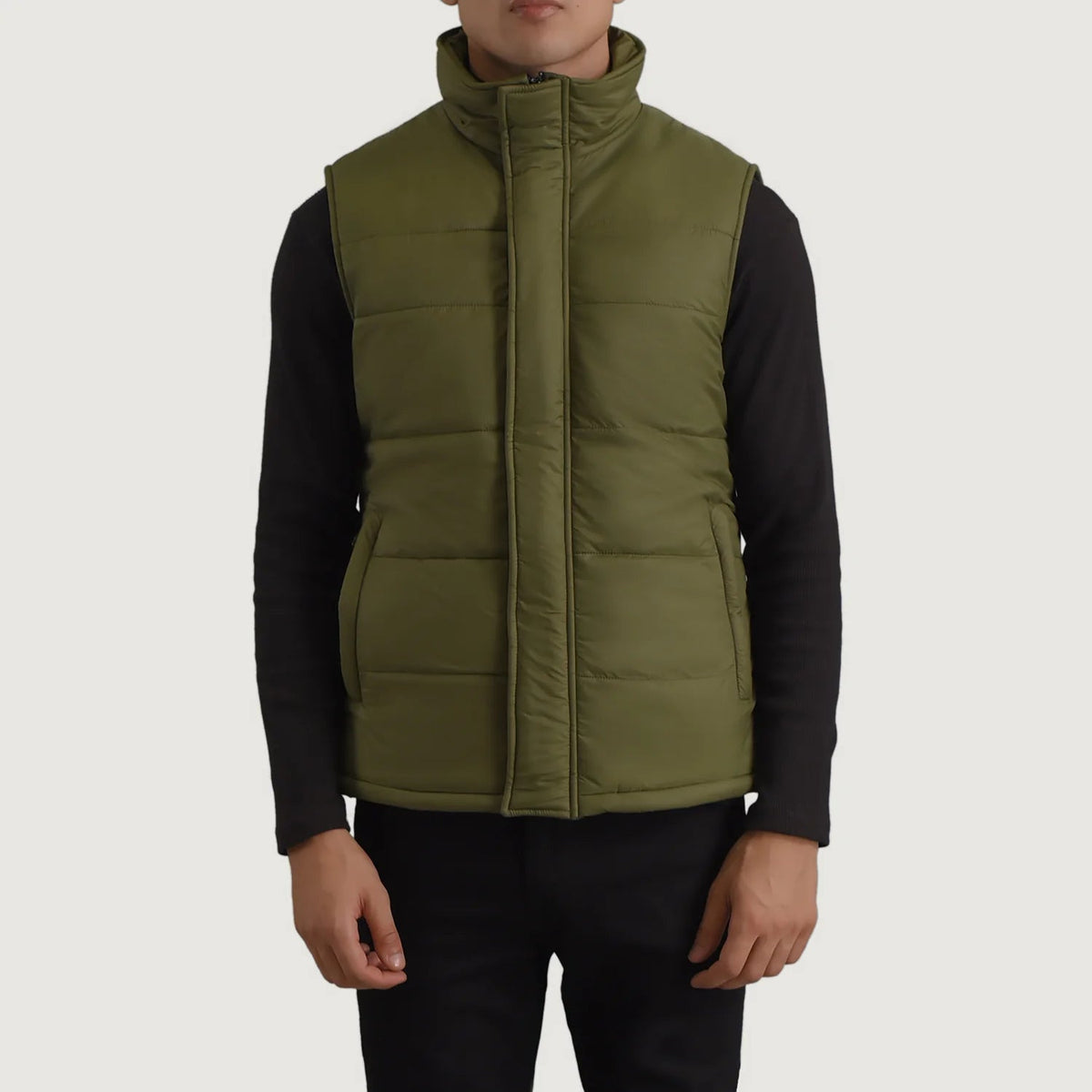 Close-Up Detail of Classic Collar &amp; Zipper With Placket Hardware on Bryan Verde Puffer Vest para Homem