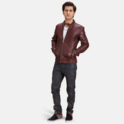 
Burgunn Dee Bordô Jaqueta Biker de Couro para Homem - Vista lateral mostrando o corte ergonómico de mangas