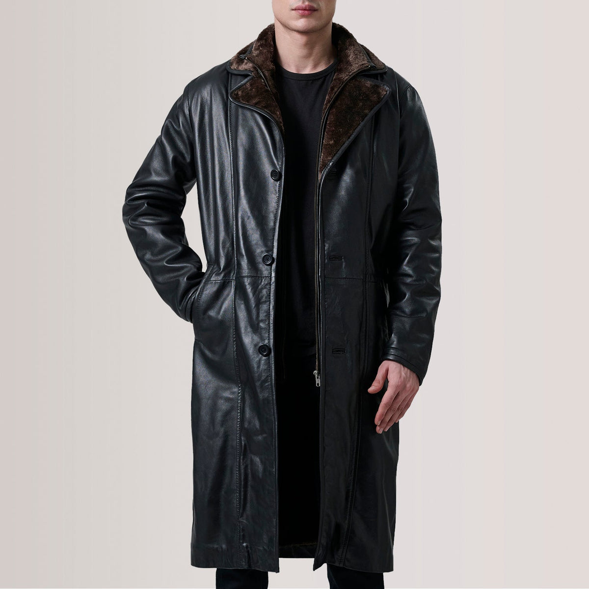 
Cai Preto Leather Shearling Casaco em Couro para Homem For Men in Black Sheepskin Leather - Vista frontal e silhueta ajustada | Comprar online