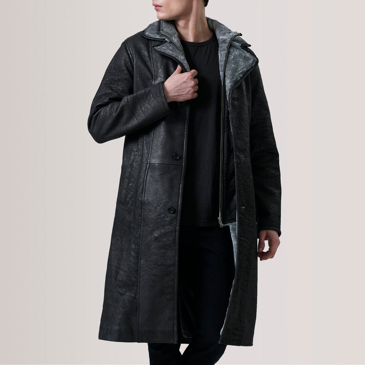 
Cai Distressed Preto Leather Shearling Casaco em Couro para Homem For Men in Distressed Black Sheepskin Snuffed - Vista frontal e silhueta ajustada | Comprar online