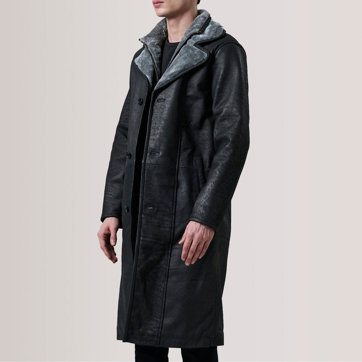 
Cai Distressed Preto Leather Shearling Casaco em Couro para Homem For Men - Vista lateral mostrando o corte ergonómico de mangas
