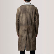 Close-Up Detail of Notch &amp; Button Hardware on Cai Distressed Castanho Leather Shearling Casaco de Couro para Homem For Men