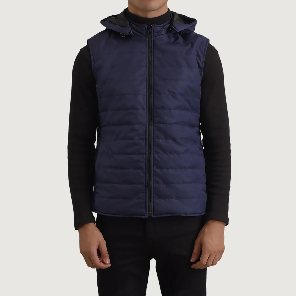 
Vista detalhada of Classic Collar & Zipper Hardware on Carlo Azul Colete acolchoado com capuz para Homem