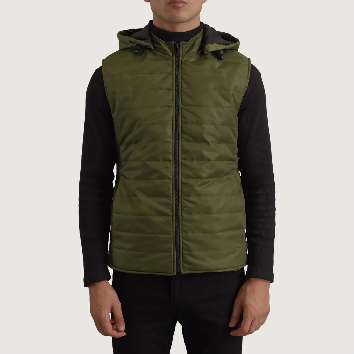 
Vista detalhada of Classic Collar & Zipper Hardware on Carlo Verde Colete acolchoado com capuz para Homem