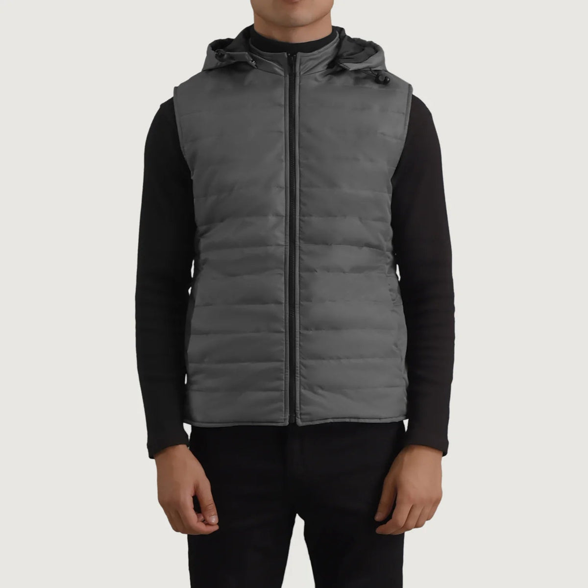 
Vista detalhada of Classic Collar & Zipper Hardware on Carlo Grey Colete acolchoado com capuz para Homem