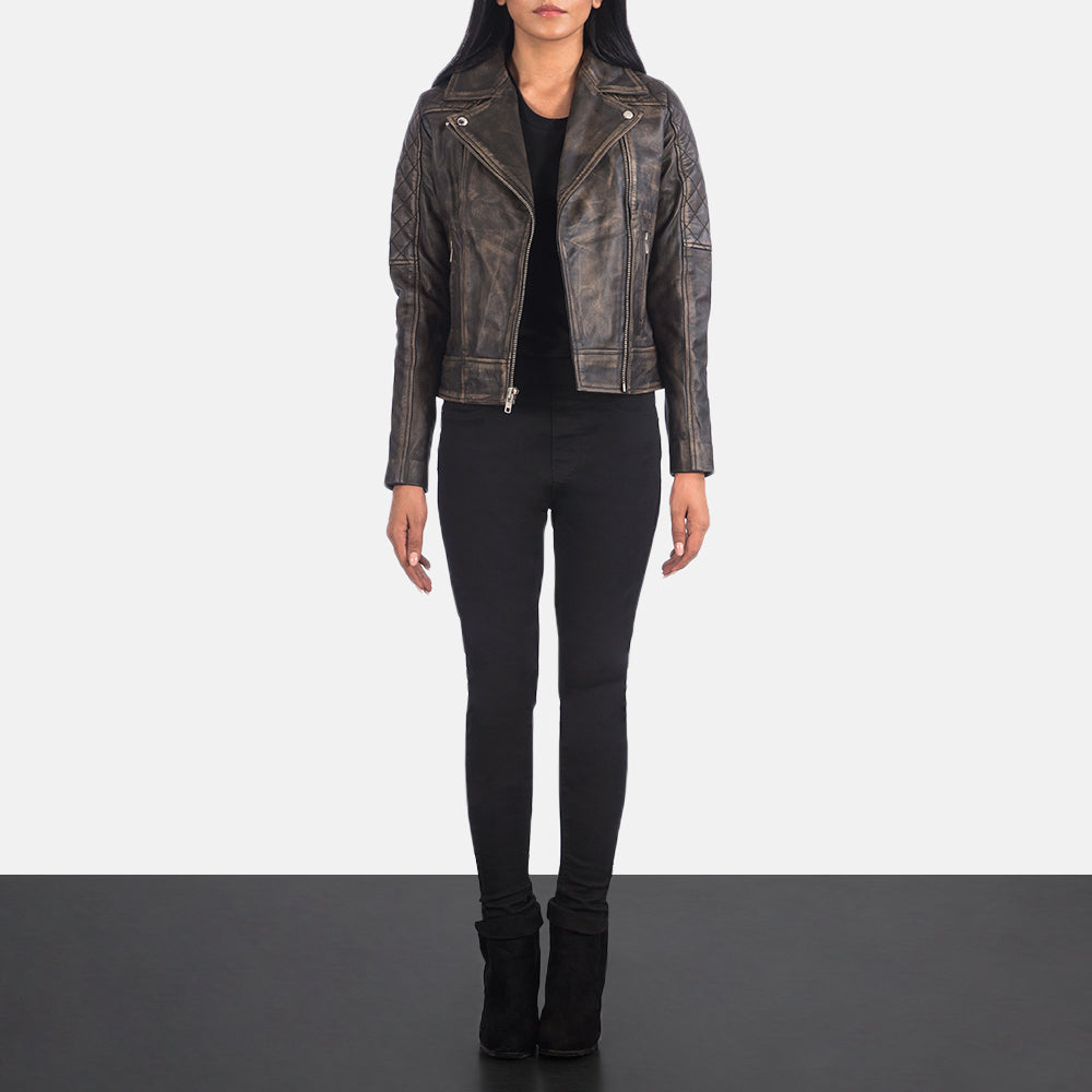 
Carolyn Quilted Distressed Brown Biker Jacket - Vista lateral mostrando o corte ergonómico de mangas