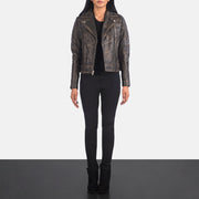 
Carolyn Quilted Distressed Brown Biker Jacket - Vista lateral mostrando o corte ergonómico de mangas