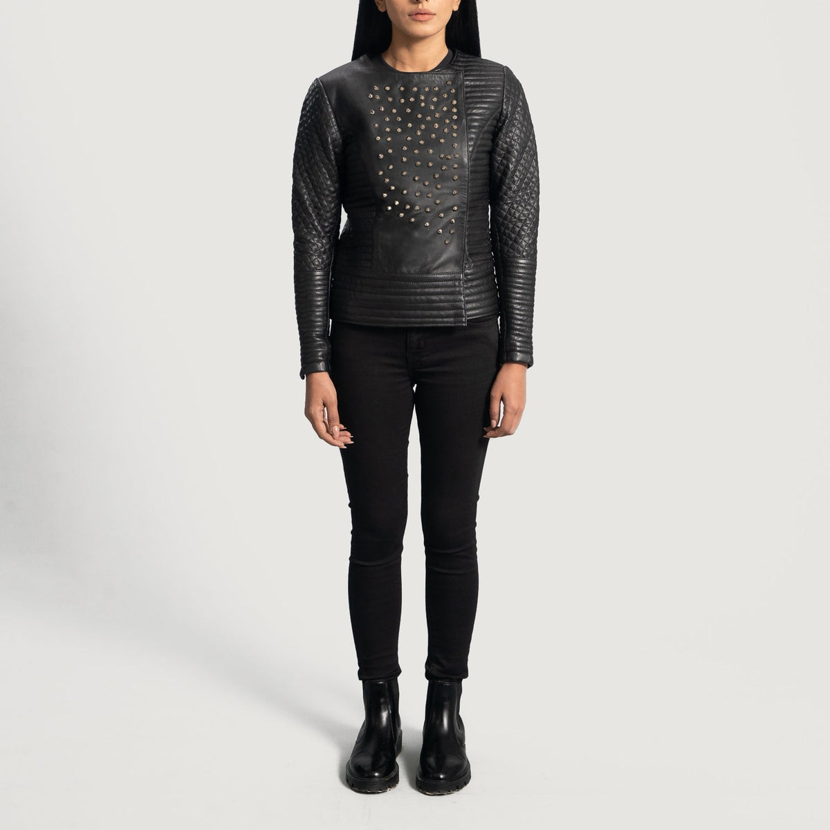 Close-Up Detail of Classic Collar &amp; Snap Button Hardware on Women's Celeste Studded Preto Blusão de Couro para Mulher