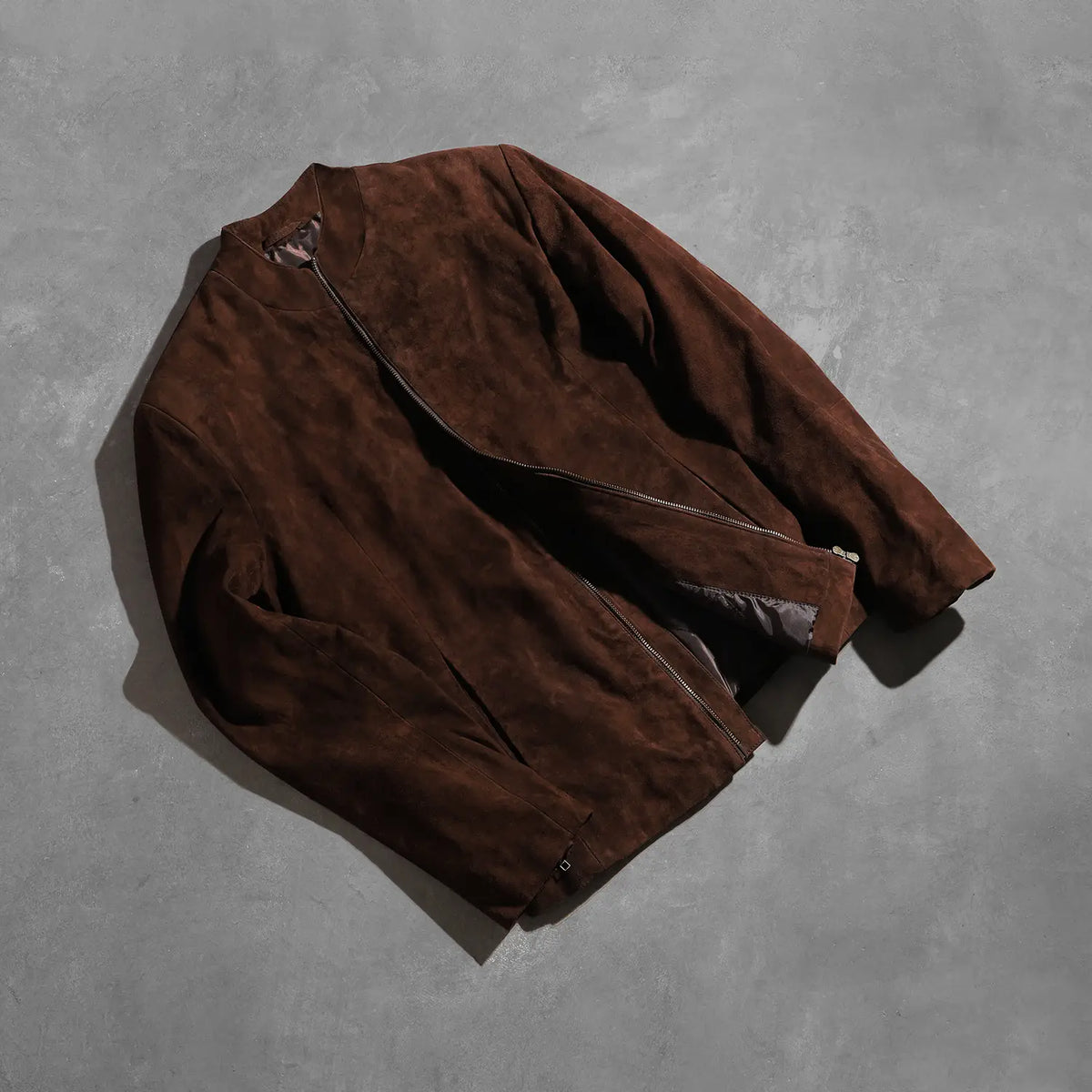 Zipper &amp; Hem Craftsmanship Construction Detail on Men's Charcoal Mocha Suede Blusão Biker de Couro para Homem