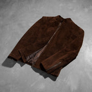 Styled Fit Perspective of Men's Charcoal Mocha Suede Blusão Biker de Couro para Homem on Model - Natural Daylight Drape