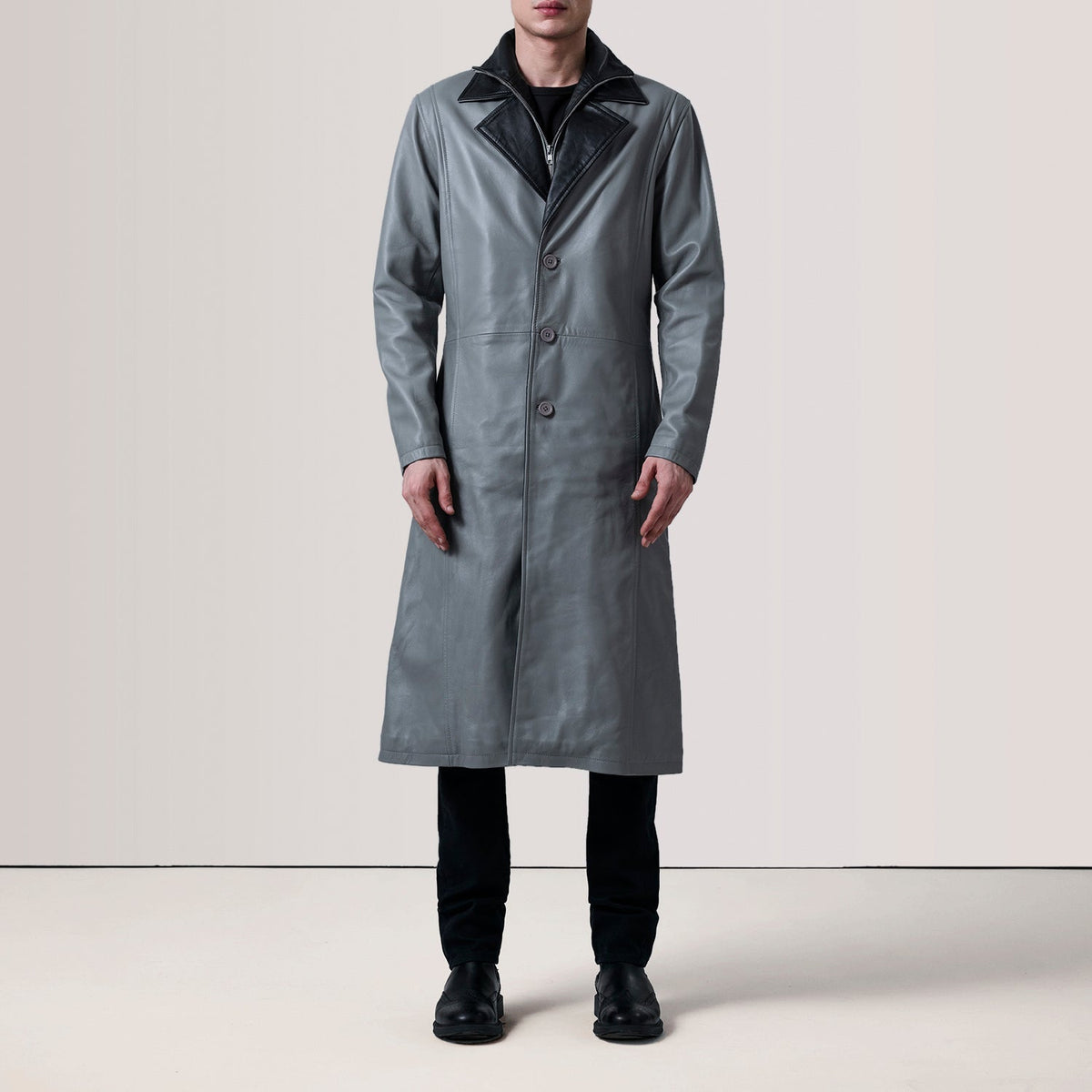 
Grey Sheepskin leather Coat - Vista traseira com ombros definidos e bainha impecável