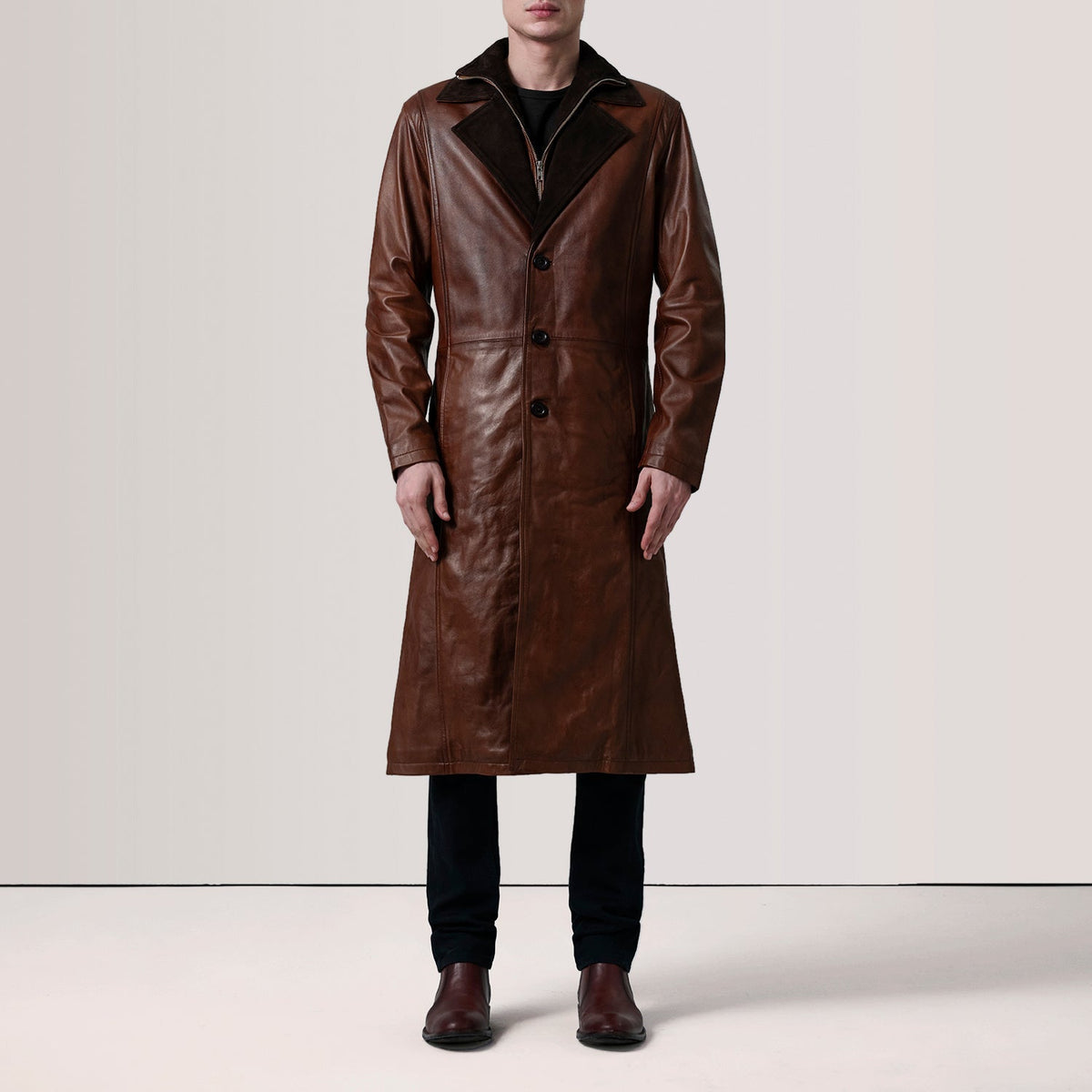 
Distressed Brown Sheepskin Burnished Leather Coat - Vista traseira com ombros definidos e bainha impecável