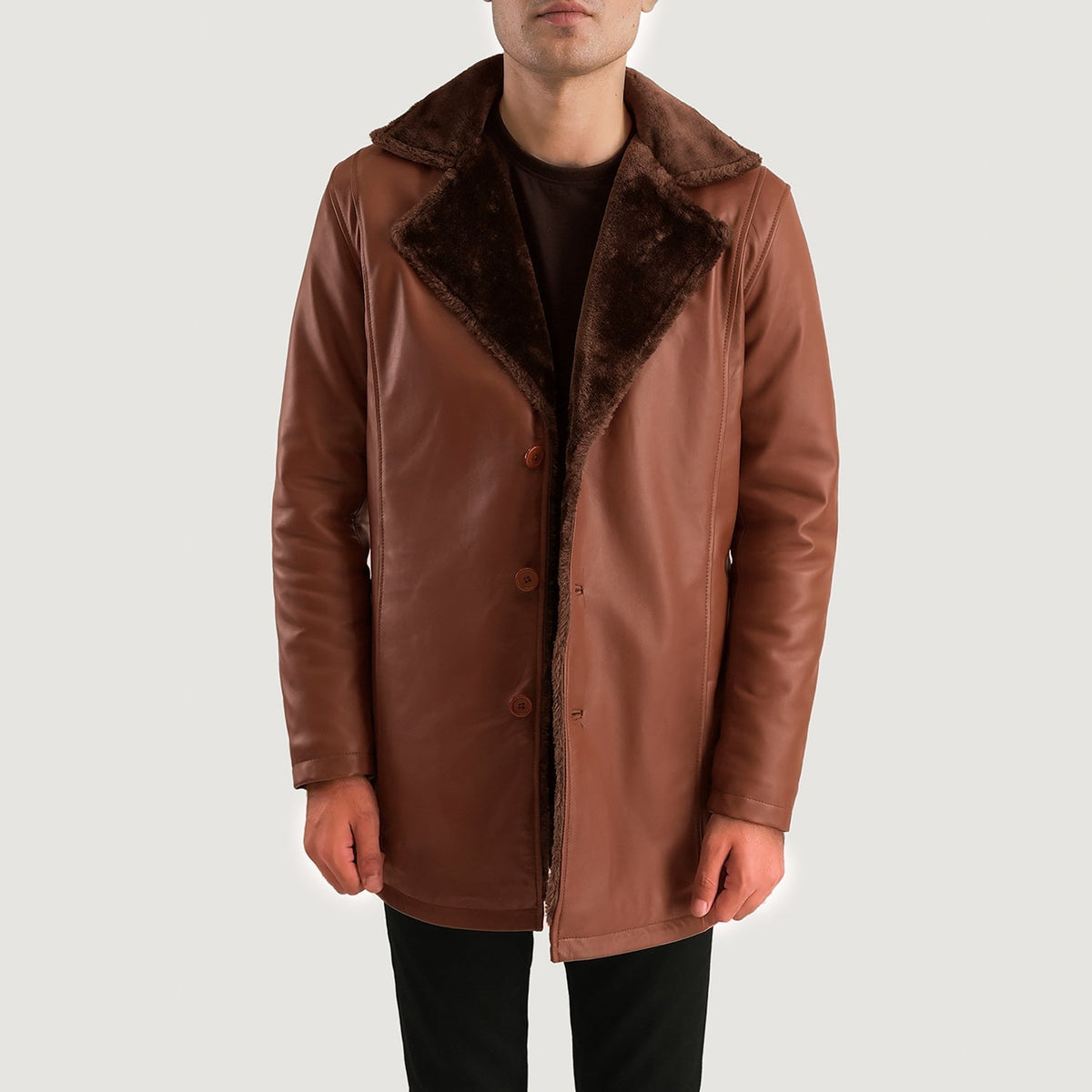 Close-Up Detail of Shirt &amp; Button Hardware on Men's Cinnamon Castanho Leather Fur Casaco de Couro para Homem