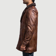Close-Up Detail of Notch &amp; Button Hardware on Men's Cinnamon Distressed Leather Fur Casaco de Couro para Homem