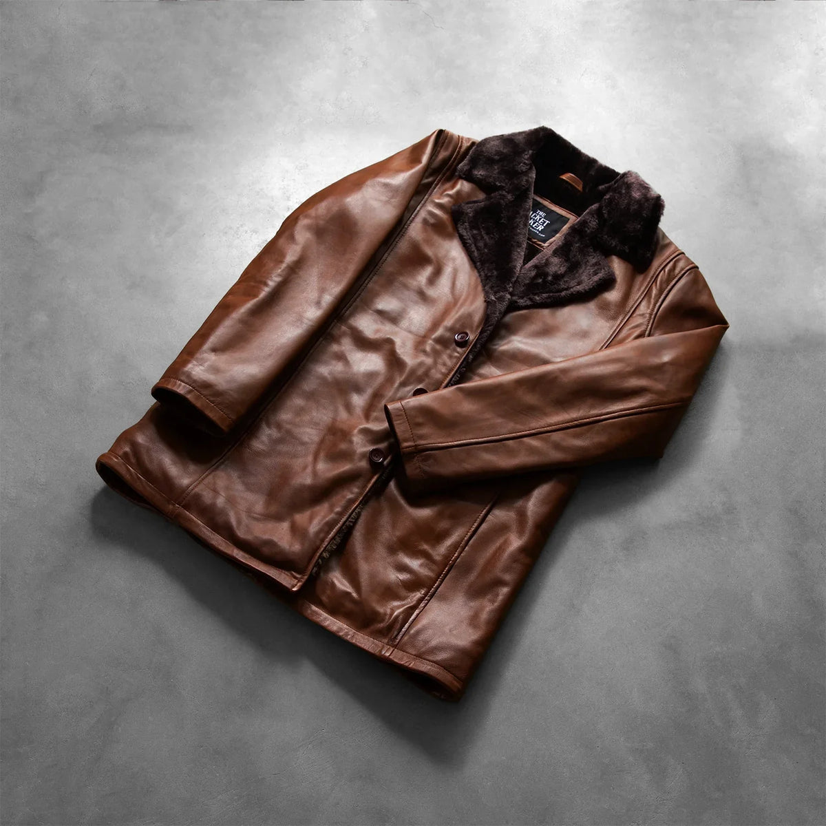 Open Hem &amp; Hem Craftsmanship Construction Detail on Men's Cinnamon Distressed Leather Fur Casaco de Couro para Homem
