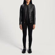 Close-Up Detail of Varsity &amp; Zipper Hardware on Women's Cityscape Preto Blusão Biker de Couro para Mulher