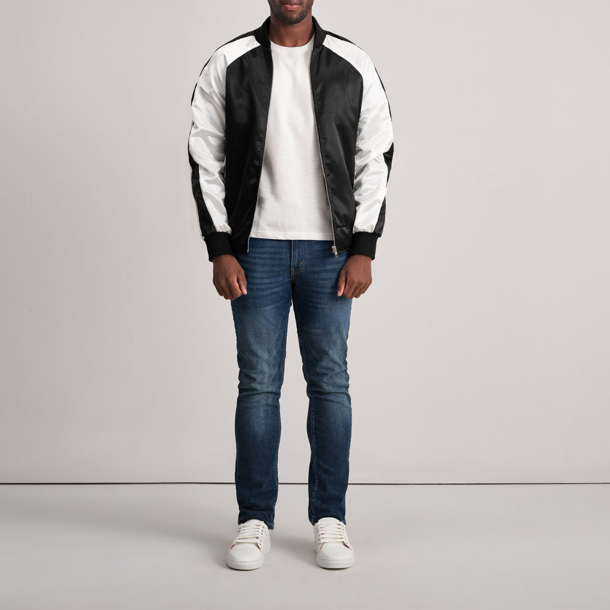 Close-Up Detail of Varsity &amp; Zipper Hardware on Clarke Preto Varsity Blusão de Couro para Homem