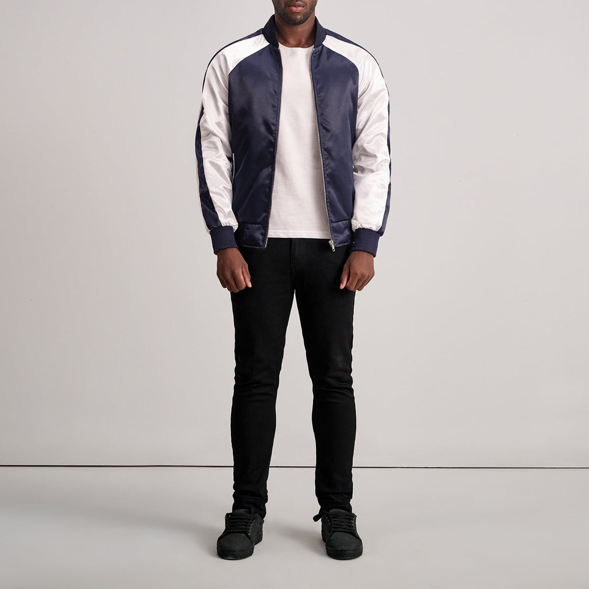 Close-Up Detail of Varsity &amp; Zipper Hardware on Clarke Azul Varsity Blusão de Couro para Homem