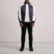 Close-Up Detail of Varsity &amp; Zipper Hardware on Clarke Azul Varsity Blusão de Couro para Homem
