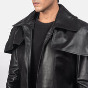 Close-Up Detail of Classic Collar &amp; Heavy-Duty Zipper Hardware on Men's Classic Preto Leather Duster para Homem