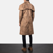 Men's Classic Castanho Leather Duster para Homem - Lateral Side Profile View Showing Sleeve Cut &amp; Athletic Taper Fit